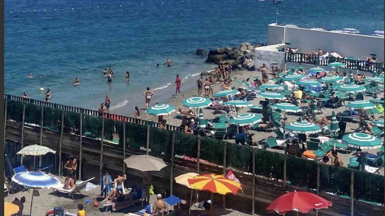 Castellammare, i cittadini denunciano: barriere abusive bloccano parcheggio a Pozzano