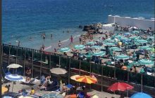 Castellammare, i cittadini denunciano: barriere abusive bloccano parcheggio a Pozzano