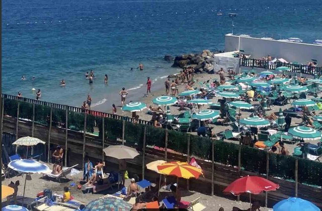 Castellammare, i cittadini denunciano: barriere abusive bloccano parcheggio a Pozzano