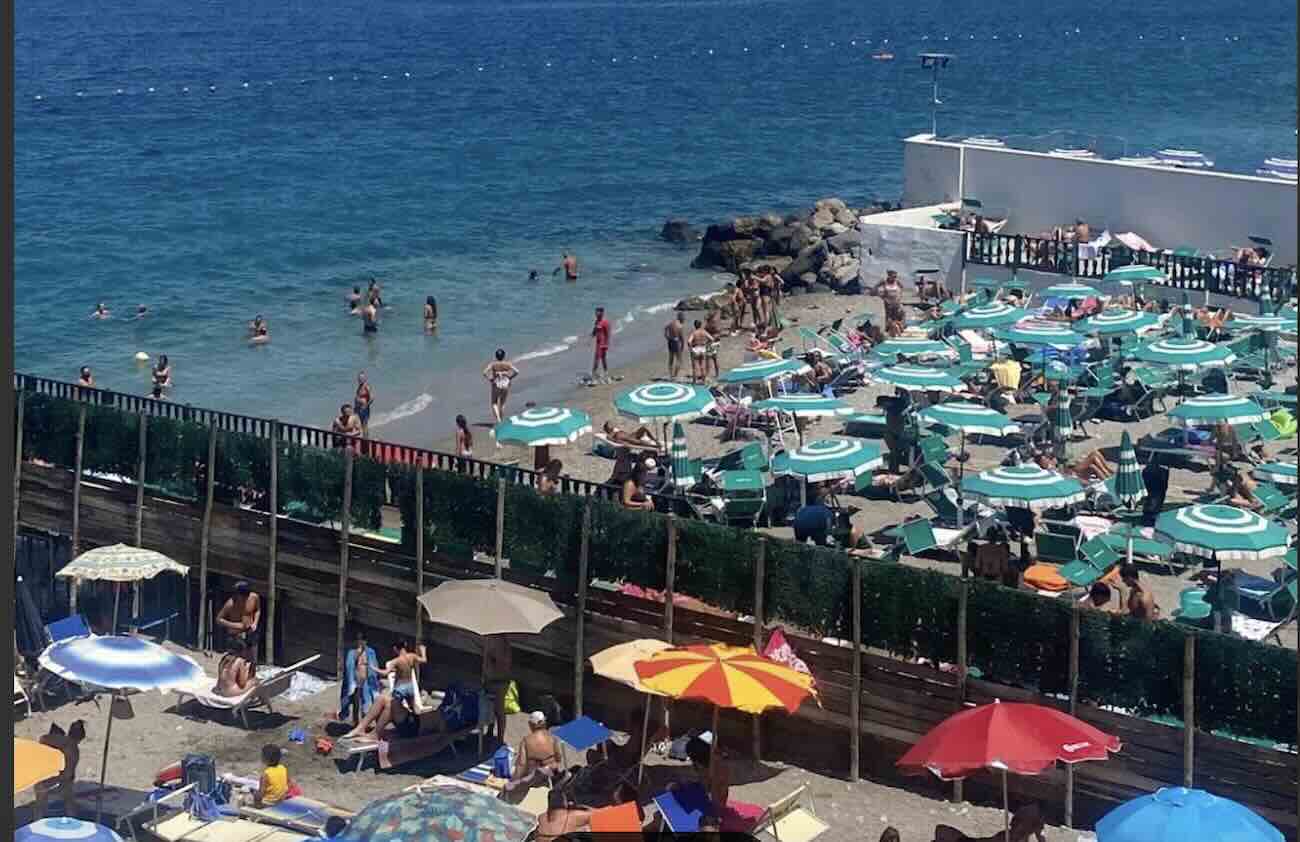 Castellammare, i cittadini denunciano: barriere abusive bloccano parcheggio a Pozzano