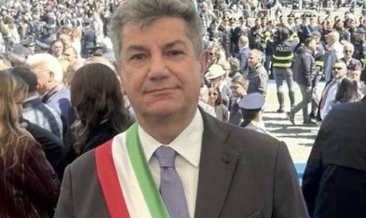 Castellammare in mano ai clan: la giunta Vicinanza di fronte all’agenzia delle cosche