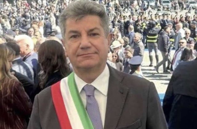 Castellammare in mano ai clan: la giunta Vicinanza di fronte all’agenzia delle cosche
