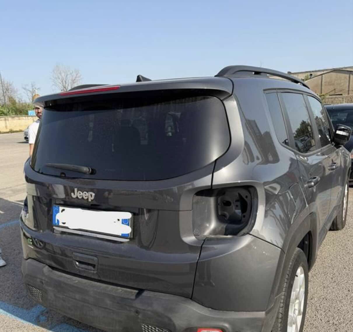 Napoli, allerta nei parcheggi ANM: vandalismi alle auto e paura di rapine nel Centro Direzionale