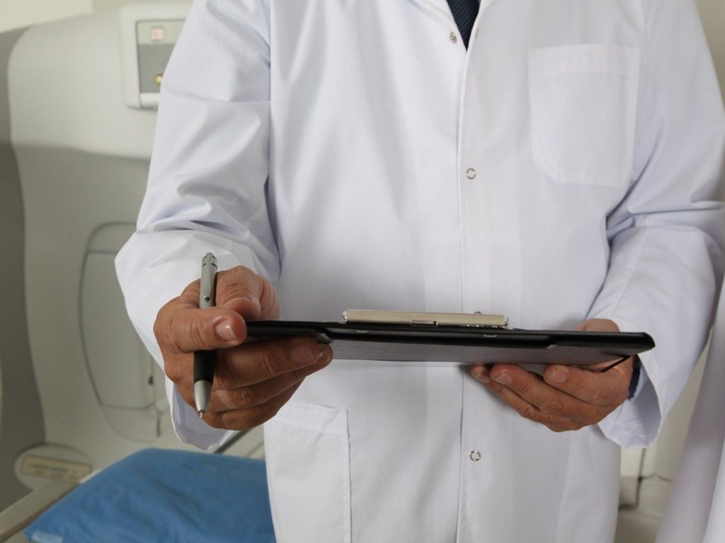 Napoli, i medici chiedono stop ai processi social: «Alimentate solo odio e divisioni»