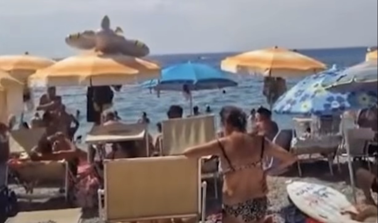 Cetara, spiagge libere nel caos: residenti in allerta per l’abusivismo crescente