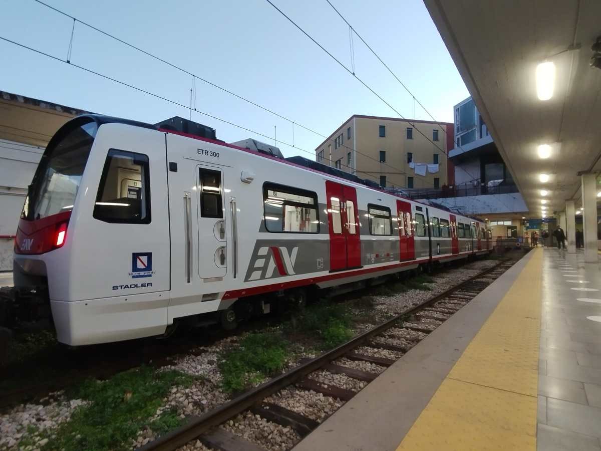 Circumvesuviana, in arrivo il primo nuovo treno: l’annuncio di Fico segna una svolta attesa da anni