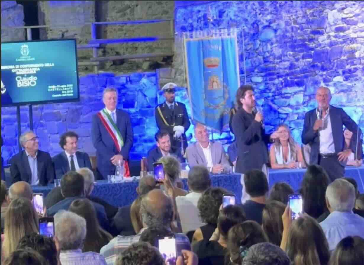 Claudio Bisio diventa cittadino onorario di Castellabate: festa per l’attore campano!