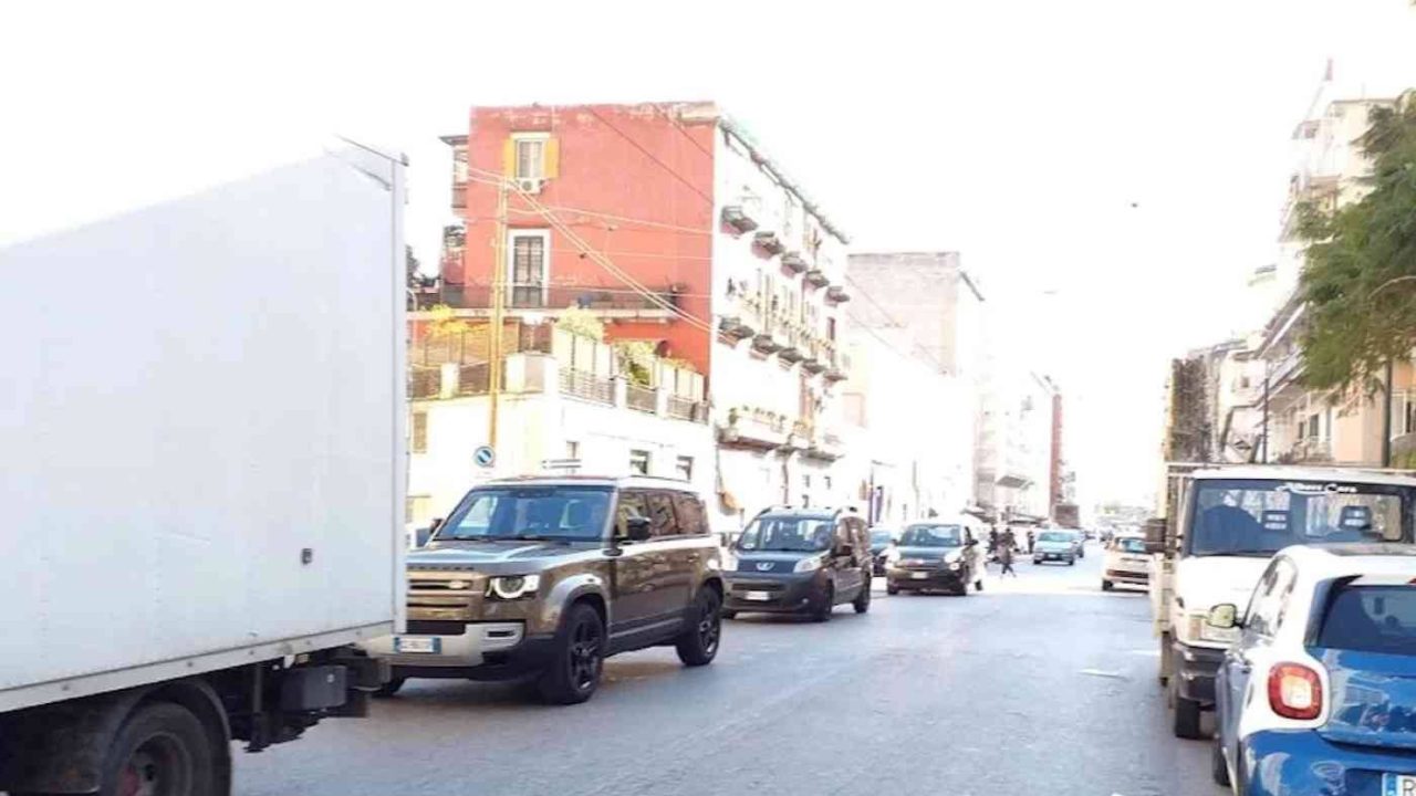 Scippo in corso Lucci: la polizia locale arresta il ladro in flagranza