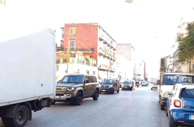 Scippo in corso Lucci: la polizia locale arresta il ladro in flagranza