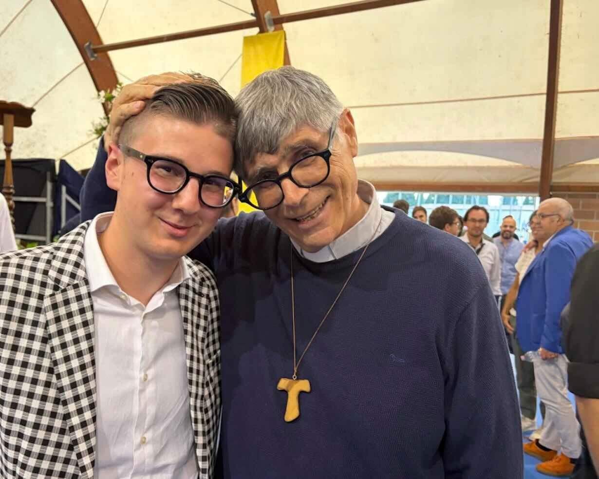 Don Patriciello: «Adriano, ti abbraccio. È il momento di rinascere»