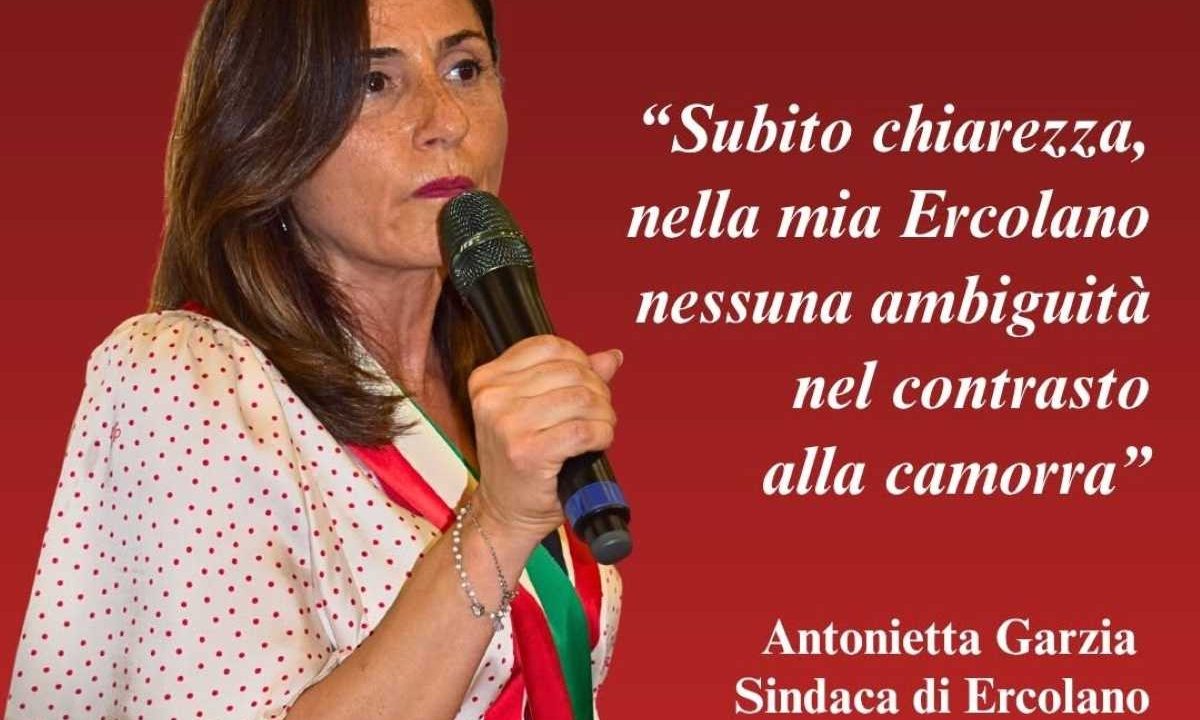 Ercolano, il video che fa discutere: il Pd festeggia con un uomo vicino ai clan, la sindaca chiede risposte