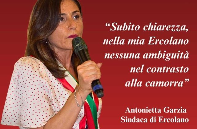 Ercolano, il video che fa discutere: il Pd festeggia con un uomo vicino ai clan, la sindaca chiede risposte