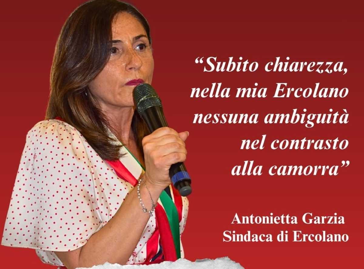 Ercolano, il video che fa discutere: il Pd festeggia con un uomo vicino ai clan, la sindaca chiede risposte
