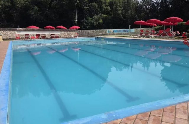 Grave incidente in piscina: 5 bambini ricoverati e 50 evacuati per esalazioni di cloro alle porte di Roma