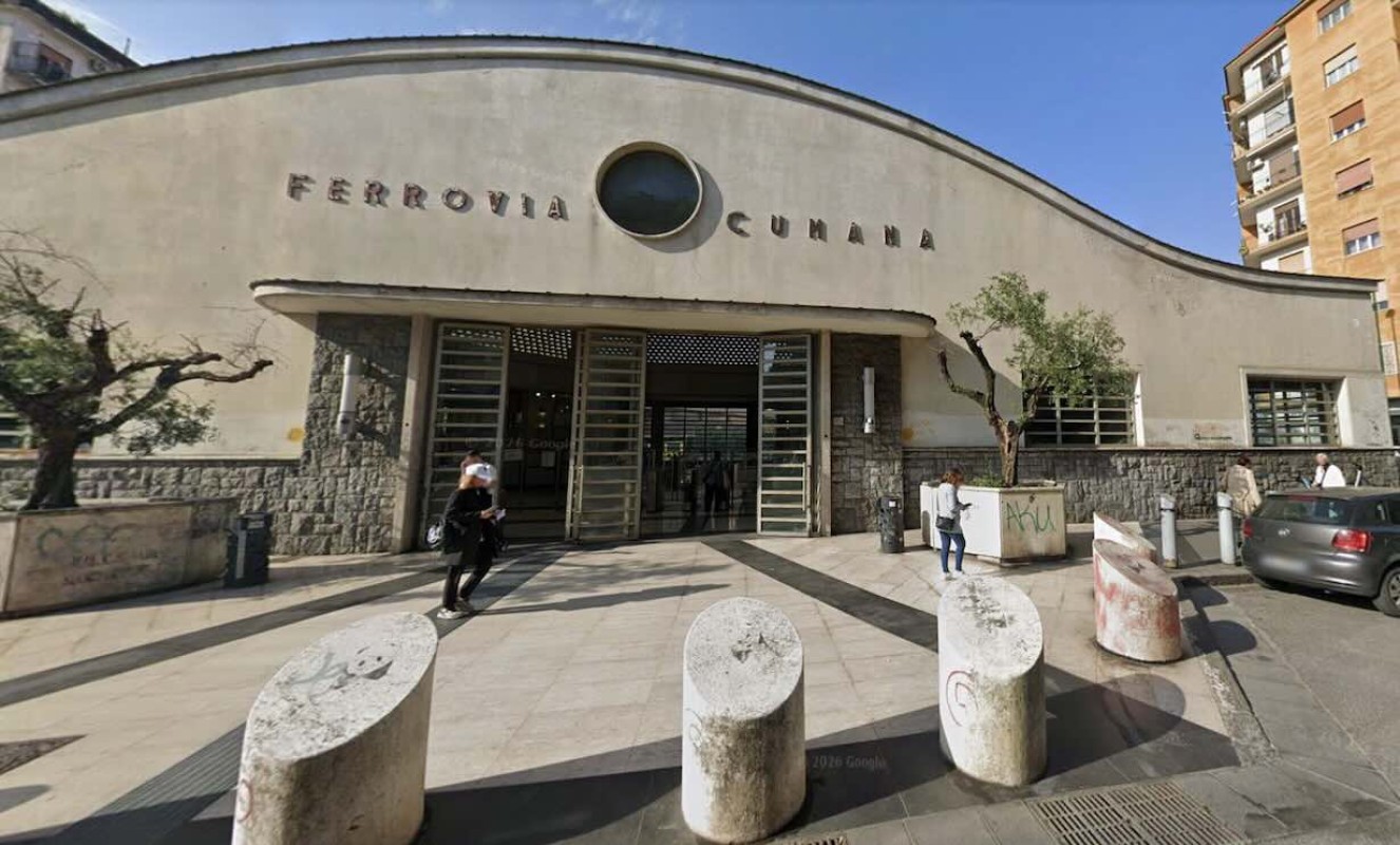 Fuorigrotta, tensione alla stazione Cumana: un ragazzo di 18 anni sfregiato in una rissa