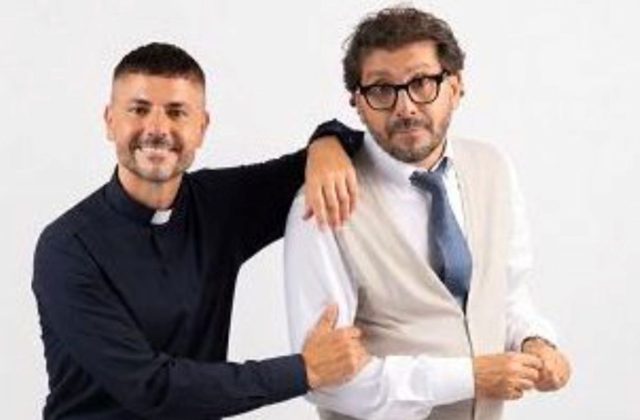 Gianni Fiorellino in scena al Politeama: emozioni e storie per le famiglie napoletane con «’A voce d’e…