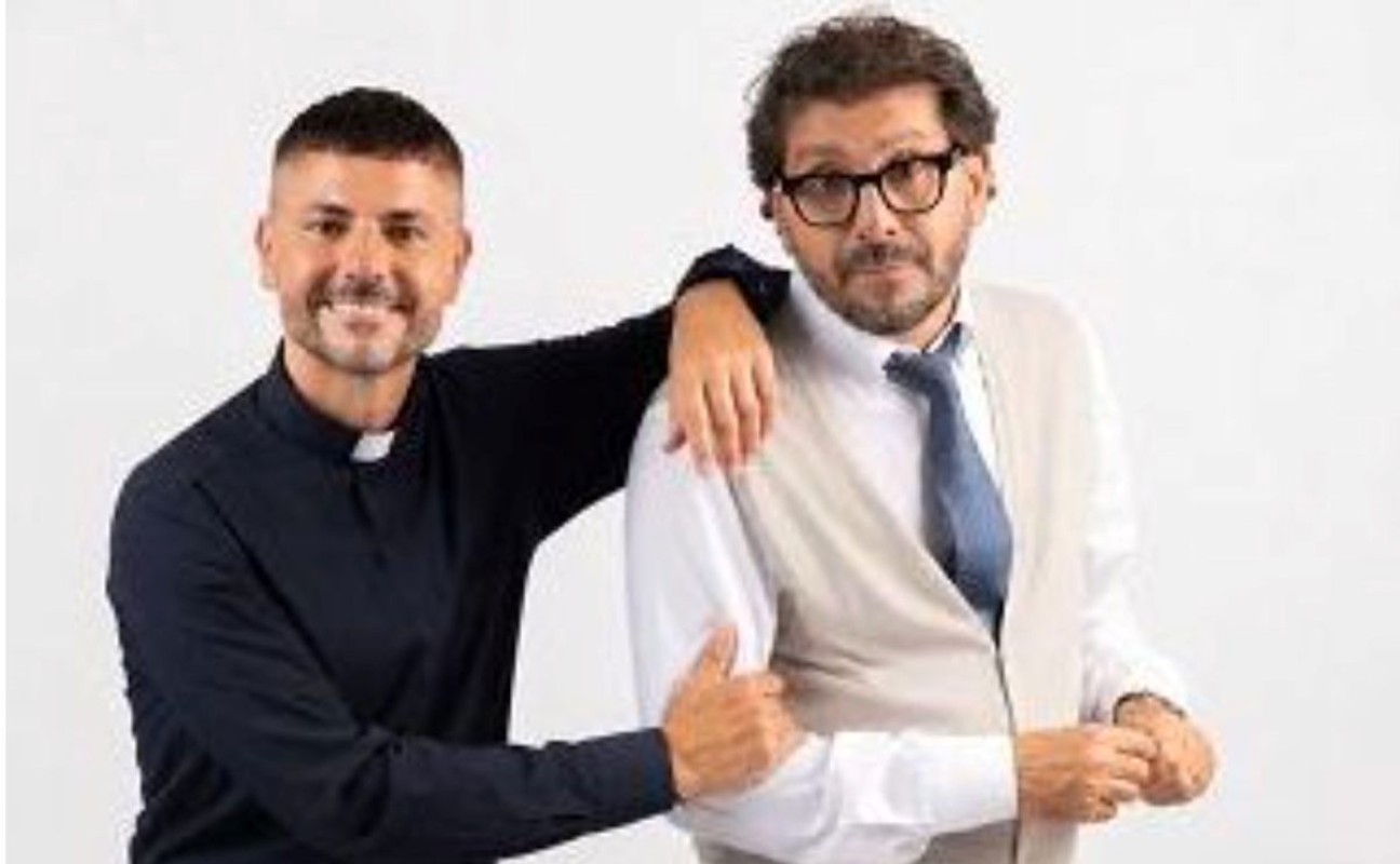 Gianni Fiorellino in scena al Politeama: emozioni e storie per le famiglie napoletane con «’A voce d’e…