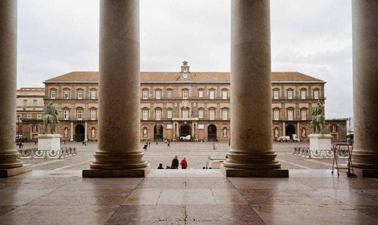 Riapre il Giardino Romantico di Palazzo Reale: un angolo di pace nel cuore di Napoli ritrova nuova vita.