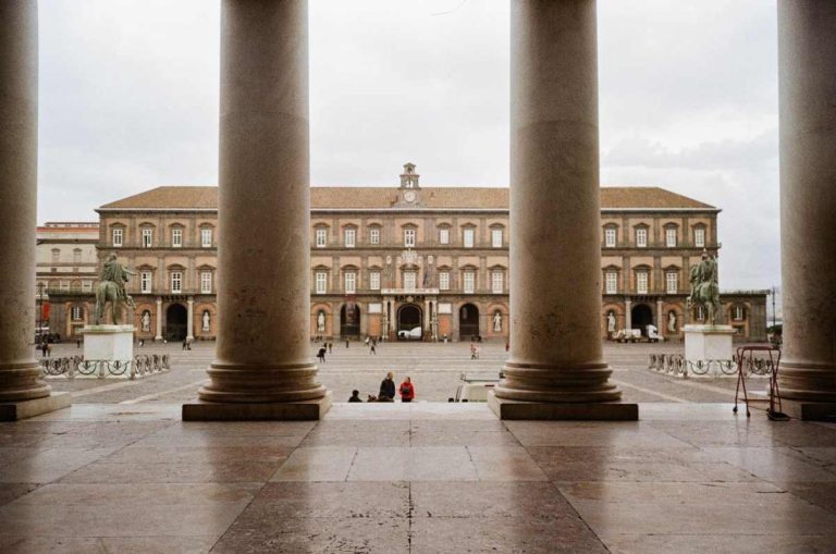 Riapre il Giardino Romantico di Palazzo Reale: un angolo di pace nel cuore di Napoli ritrova nuova vita.