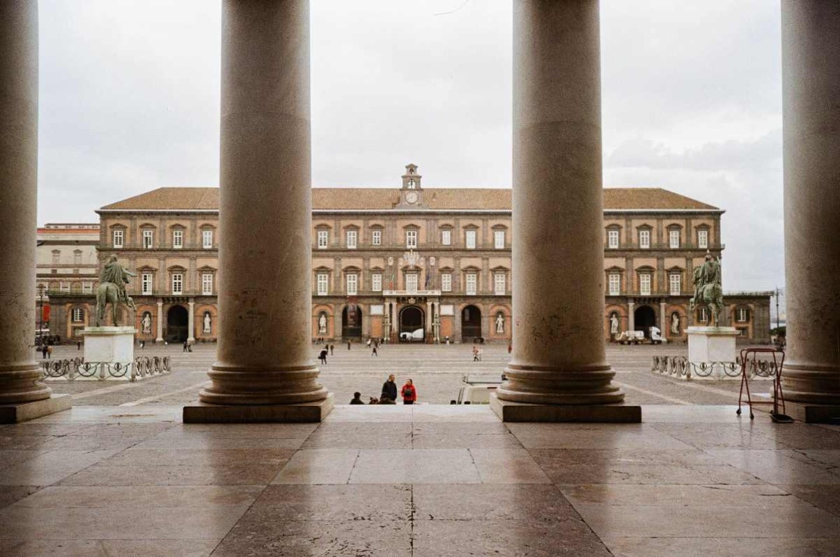 Riapre il Giardino Romantico di Palazzo Reale: un angolo di pace nel cuore di Napoli ritrova nuova vita.