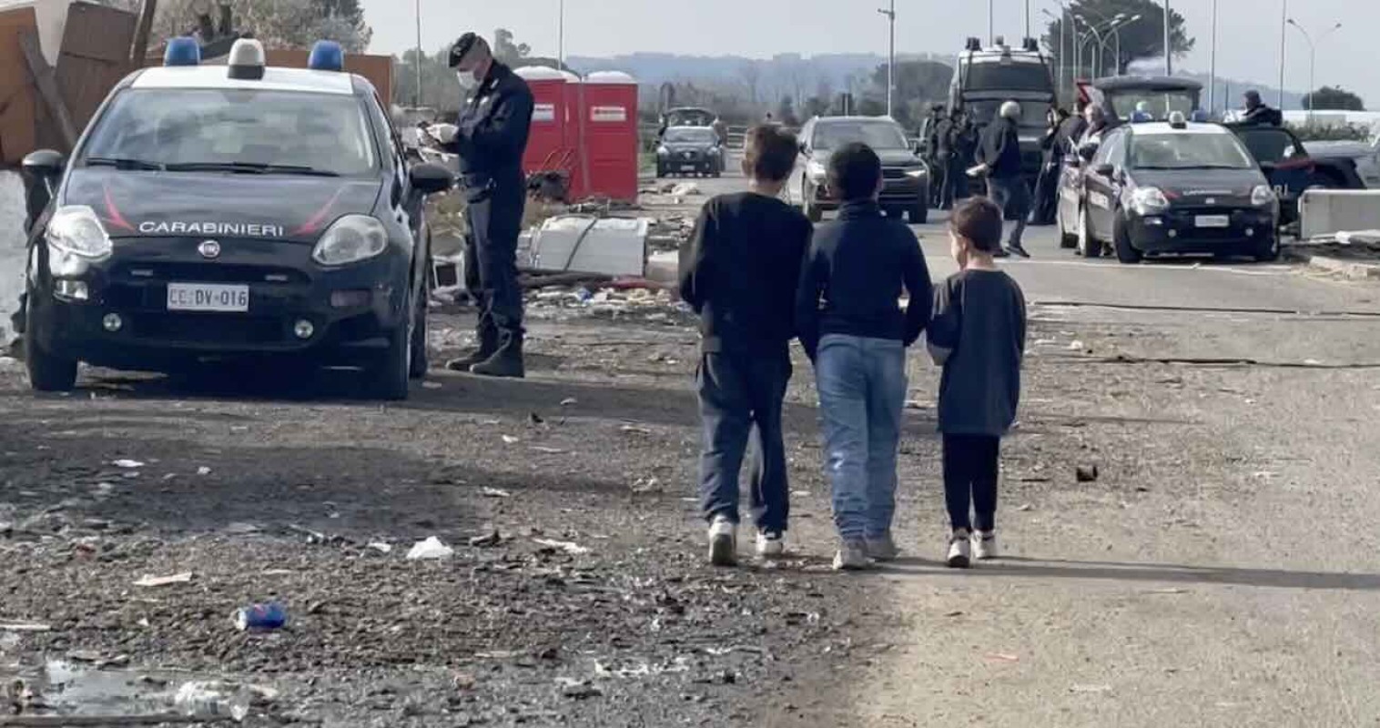 Giugliano, furto di corrente nel campo rom: 26 denunce e un’operazione che fa discutere