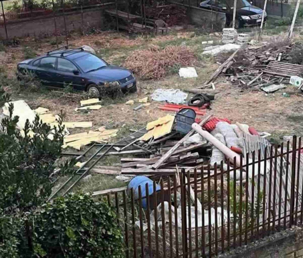 Giugliano, emergenza ambientale: rifiuti speciali e auto abbandonate in via Palizzi