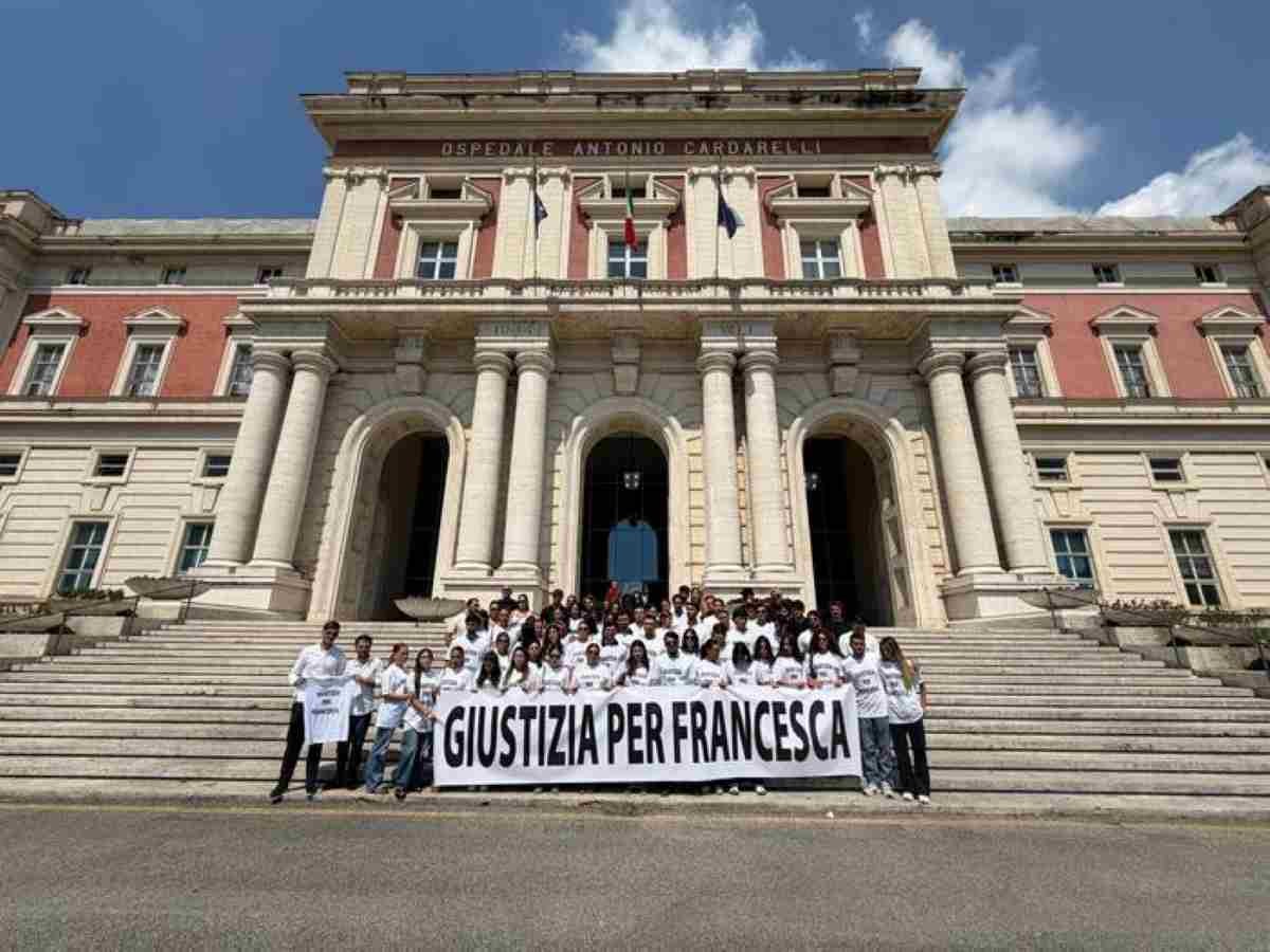 Flash mob al Cardarelli: i cittadini chiedono giustizia per Francesca, la 23enne scomparsa dopo l’intervento
