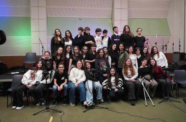 Studentesse e studenti dell’Istituto Minucci di Napoli brillano nel nuovo singolo di La Niña