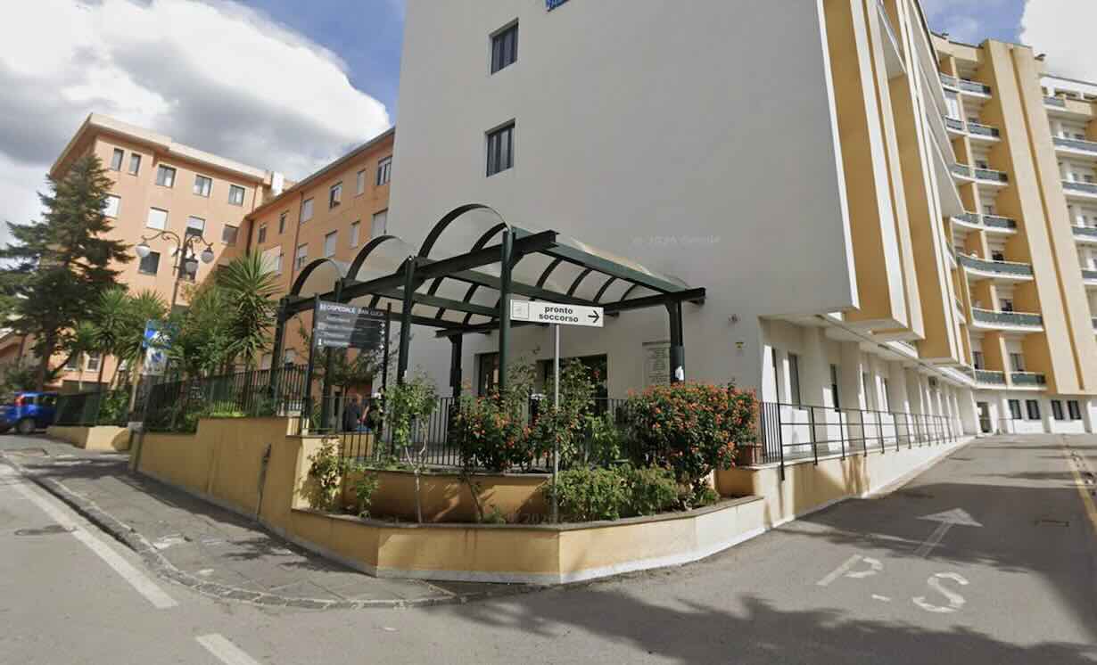 Castelnuovo Cilento: incidente sul lavoro, operaio in gravi condizioni dopo la caduta da un escavatore