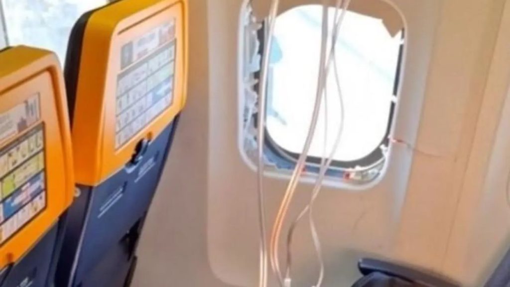 Passeggero rischia di volare fuori dall’aereo: il dramma in Grecia e il salvataggio all’ultimo momento