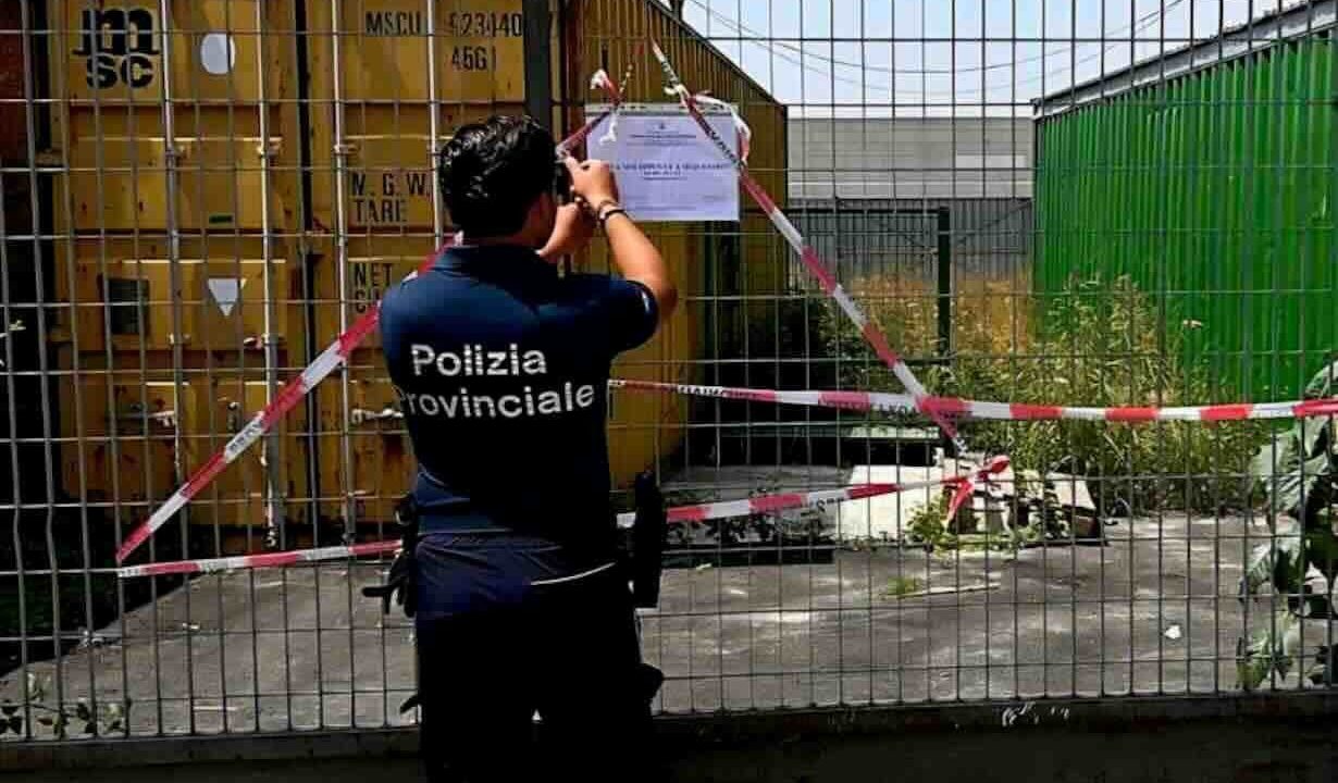 Gricignano, scoperta azienda tessile all’ASi: rifiuti pericolosi e salute degli operai a rischio