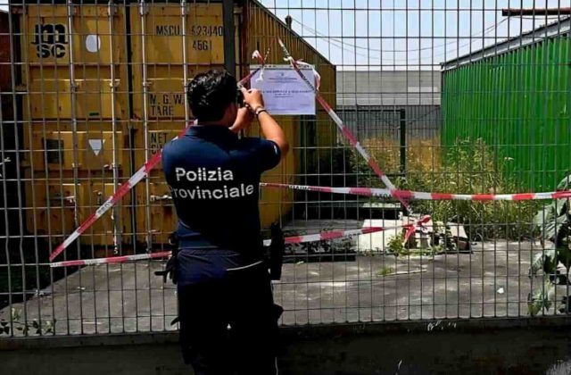 Gricignano, scoperta azienda tessile all’ASi: rifiuti pericolosi e salute degli operai a rischio