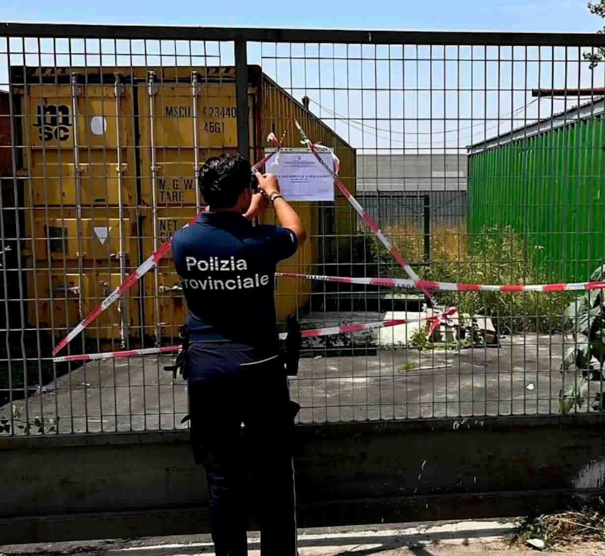 Gricignano, scoperta azienda tessile all’ASi: rifiuti pericolosi e salute degli operai a rischio