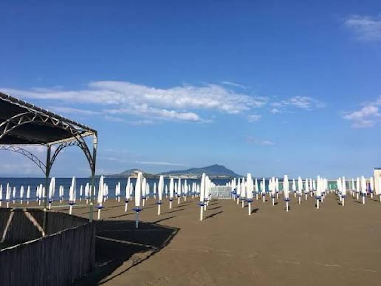 Giovani di San Giovanni a Teduccio in festa: una giornata al lido dell’Esercito a Miseno