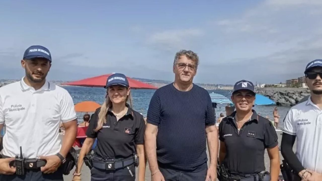 Portici, il sindaco in visita alle spiagge libere: promesse di interventi e miglioramenti in arrivo