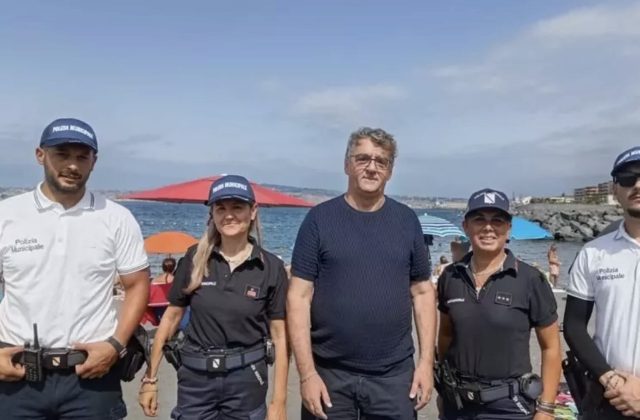 Portici, il sindaco in visita alle spiagge libere: promesse di interventi e miglioramenti in arrivo