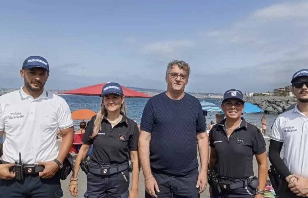Portici, il sindaco in visita alle spiagge libere: promesse di interventi e miglioramenti in arrivo