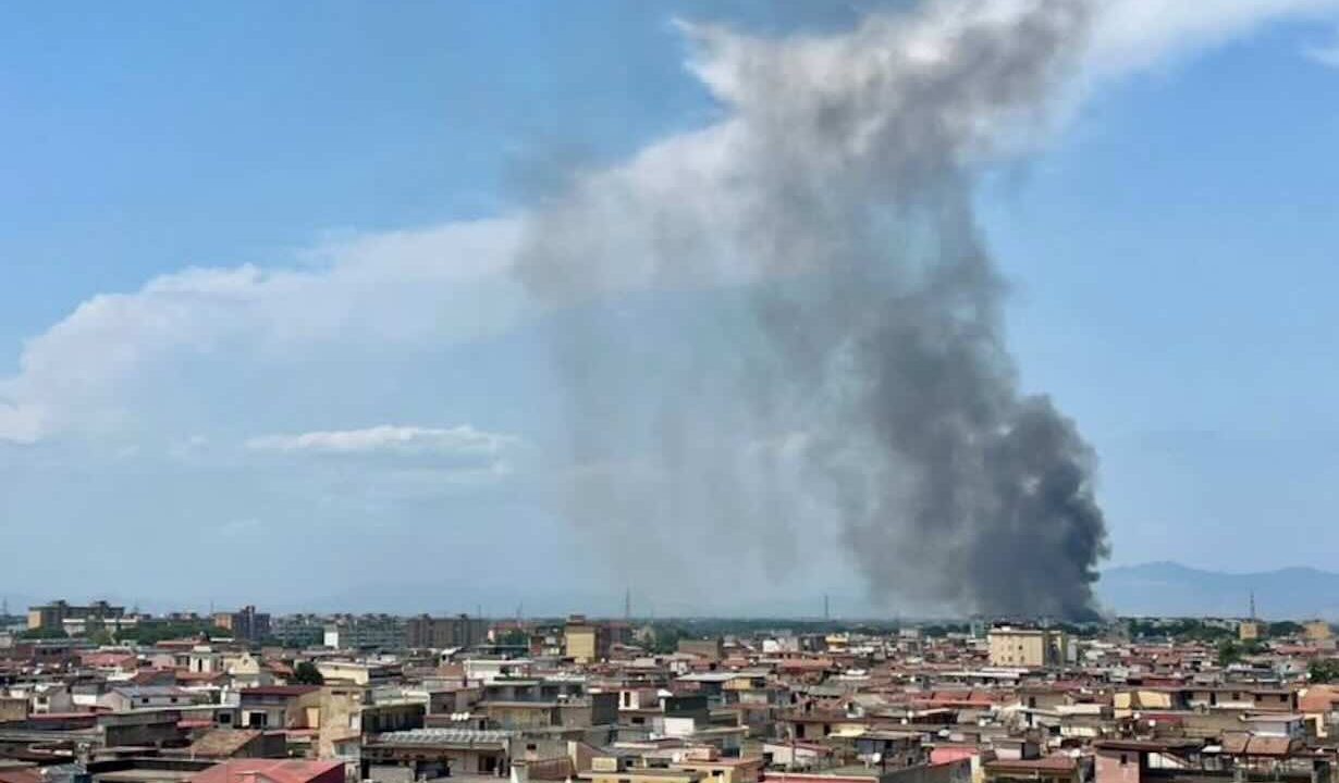 Caivano, fiamme nel deposito abbandonato: paura tra i residenti