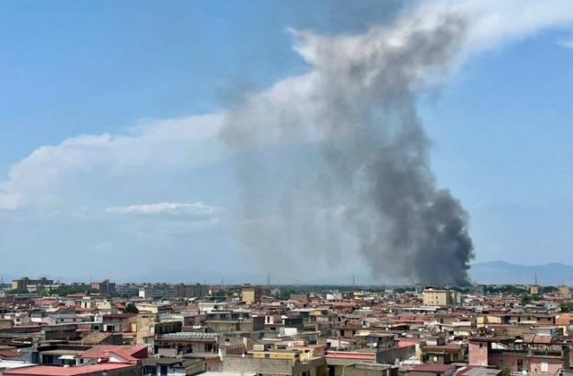 Caivano, fiamme nel deposito abbandonato: paura tra i residenti