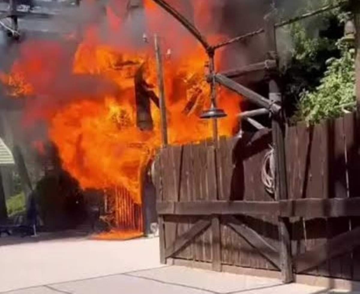 Incendio a Gardaland: fiamme nell’area Far West, evacuatati i visitatori ma il parco è sicuro