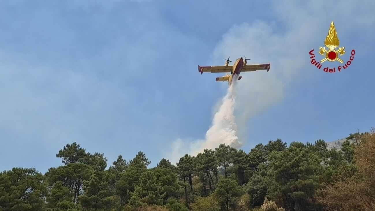 Ischia, fiamme a San Pancrazio: scattano i soccorsi aerei e a terra per fermare l’incendio