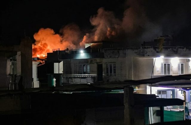 Scafati, fiamme nel capannone: residenti preoccupati per la sicurezza vicino alla chiesa di Sant’Antonio…