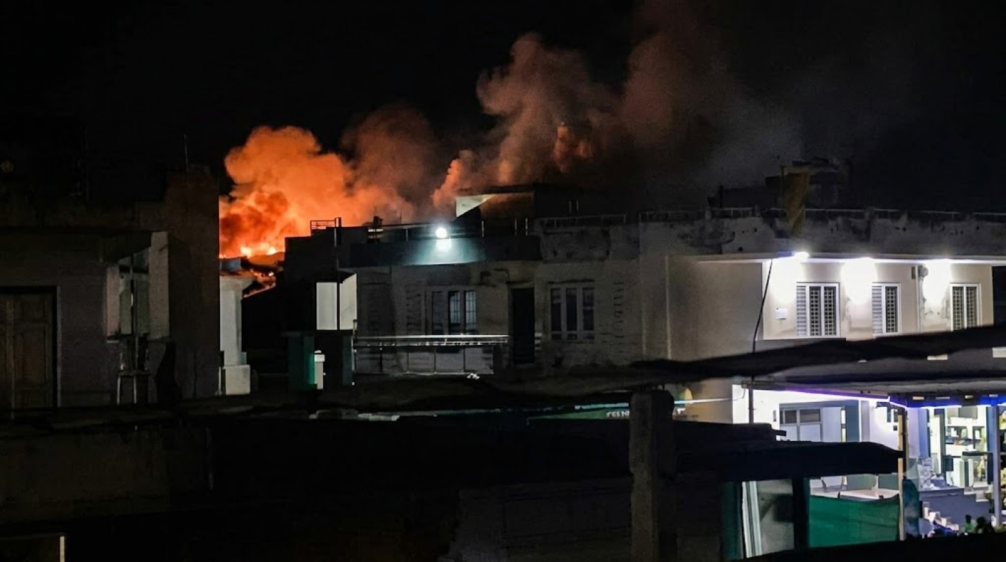 Scafati, fiamme nel capannone: residenti preoccupati per la sicurezza vicino alla chiesa di Sant’Antonio…
