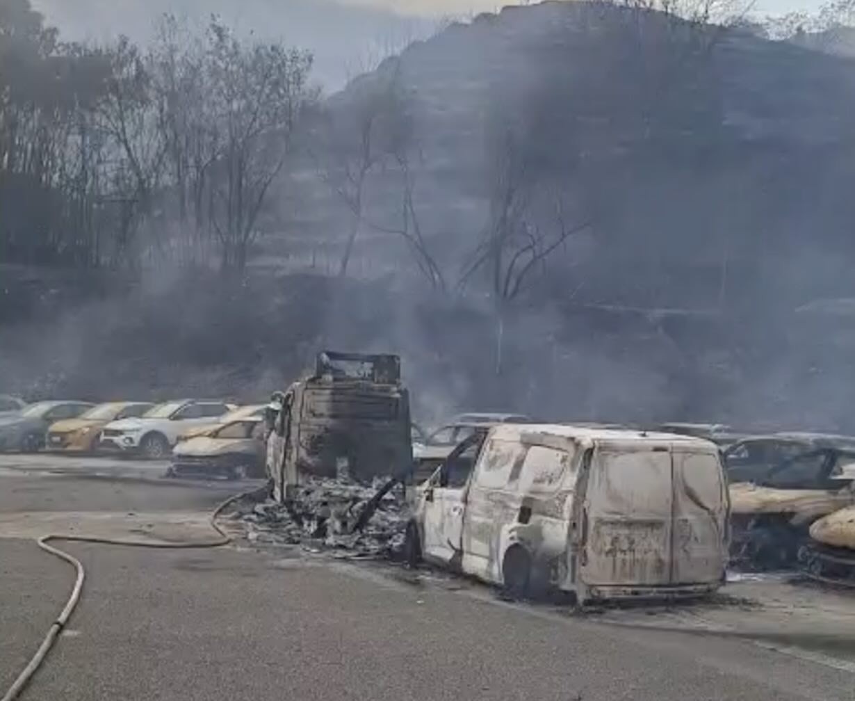 Pozzuoli, incendio devasta concessionaria: l’impegno della comunità per ripartire più forti