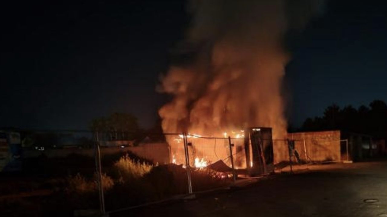 Giugliano, incendio nei container dei rifiuti: preoccupazione per la sicurezza dei cittadini