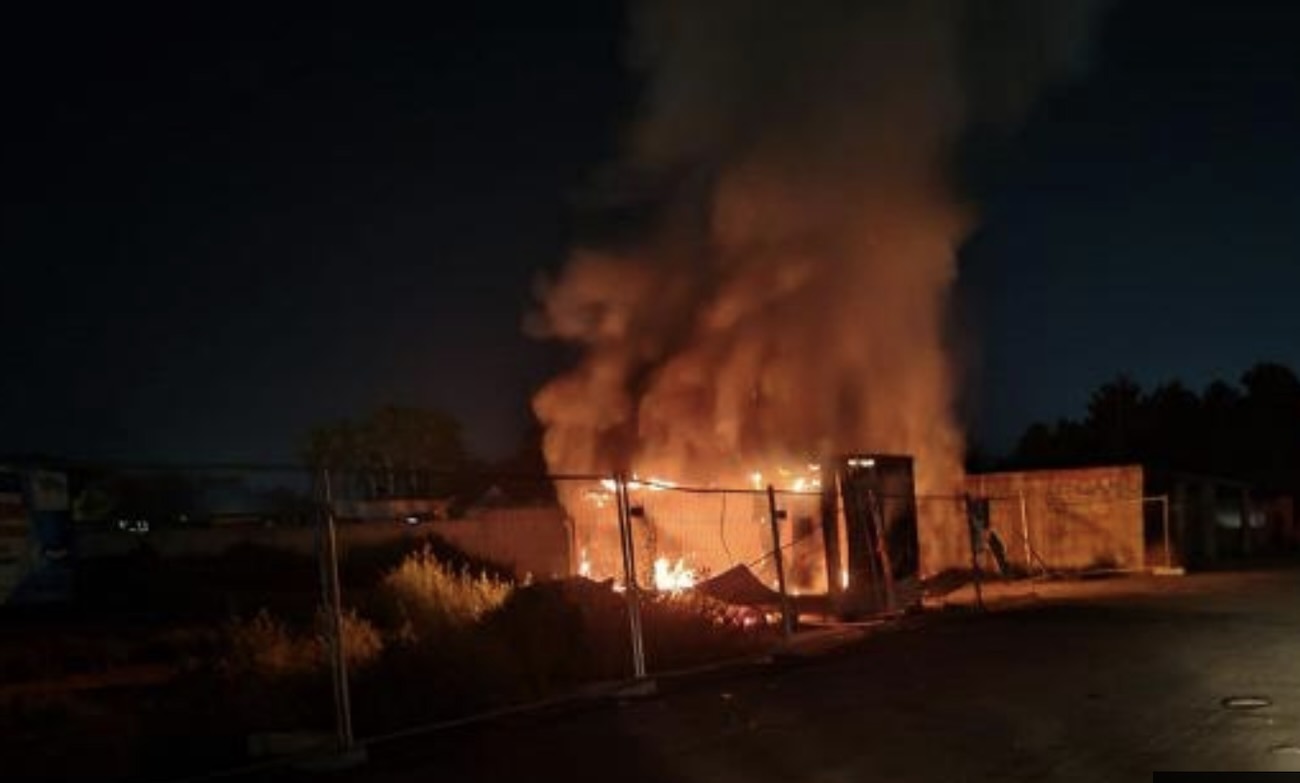 Giugliano, incendio nei container dei rifiuti: preoccupazione per la sicurezza dei cittadini