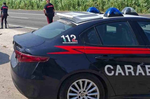Mondragone, fiamme sulla Domitiana: due anziani tratti in salvo da un intervento tempestivo