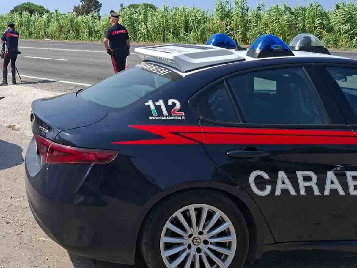 Mondragone, fiamme sulla Domitiana: due anziani tratti in salvo da un intervento tempestivo