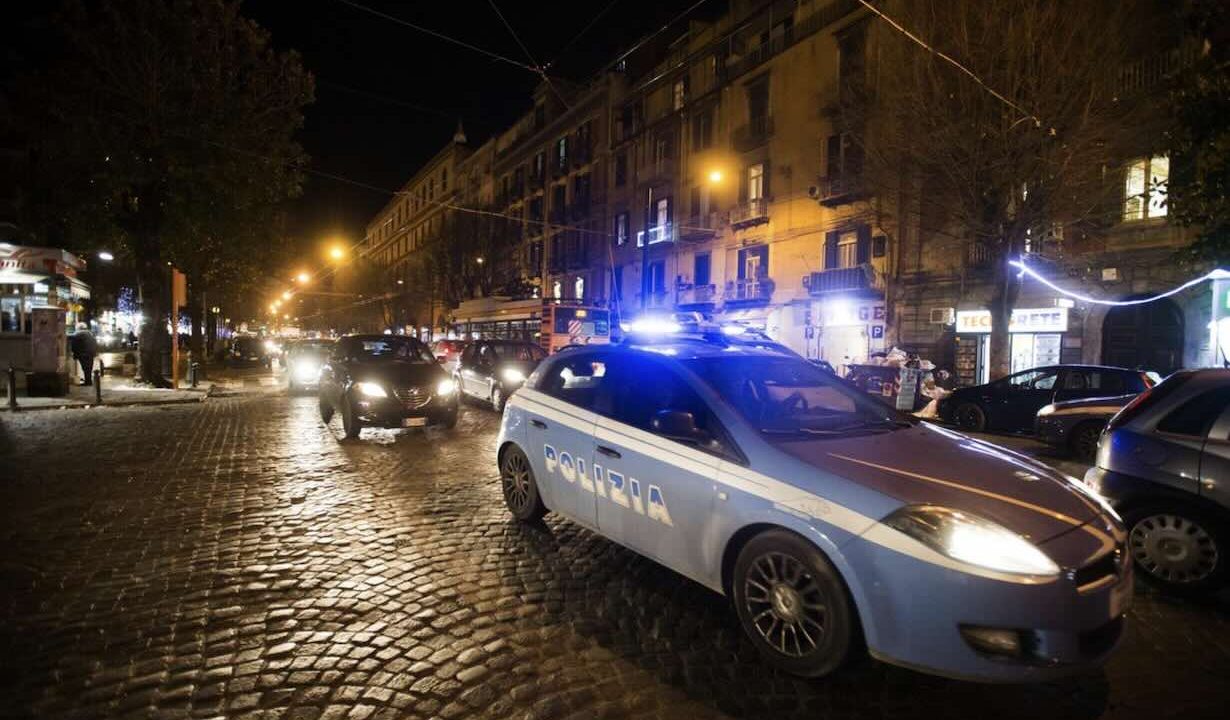 Fuga spericolata a Via Foria: giovane arrestato dopo un rocambolesco inseguimento