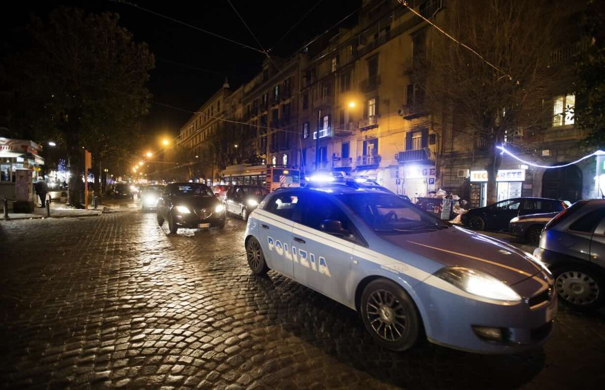 Fuga spericolata a Via Foria: giovane arrestato dopo un rocambolesco inseguimento